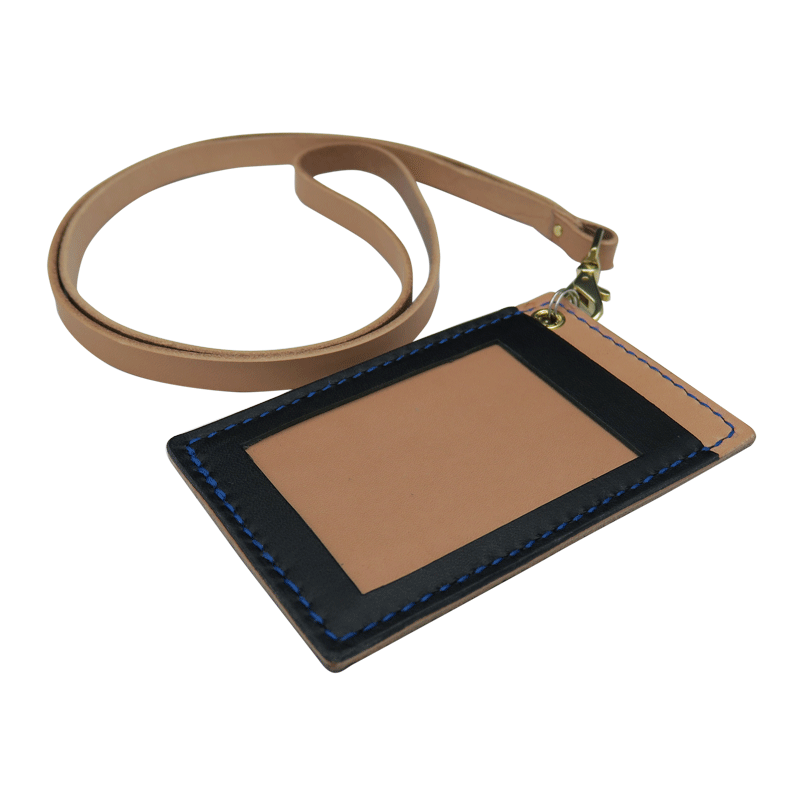 手縫い カードケース + ネックストラップ「Cinnamonroll × fRAum」 クロムメッキ　栃木レザー・紺